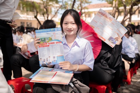 Thí sinh tìm hiểu thông tin xét tuyển năm 2026 của Trường ĐH Công thương TPHCM