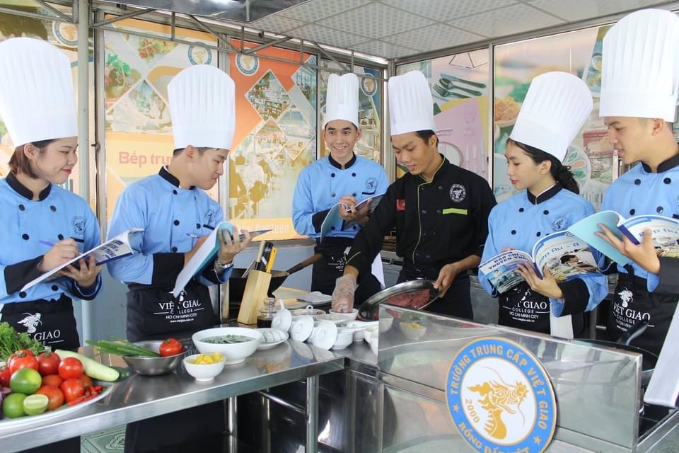 Học nghề ngắn hạn tại Trường trung cấp Việt Giao