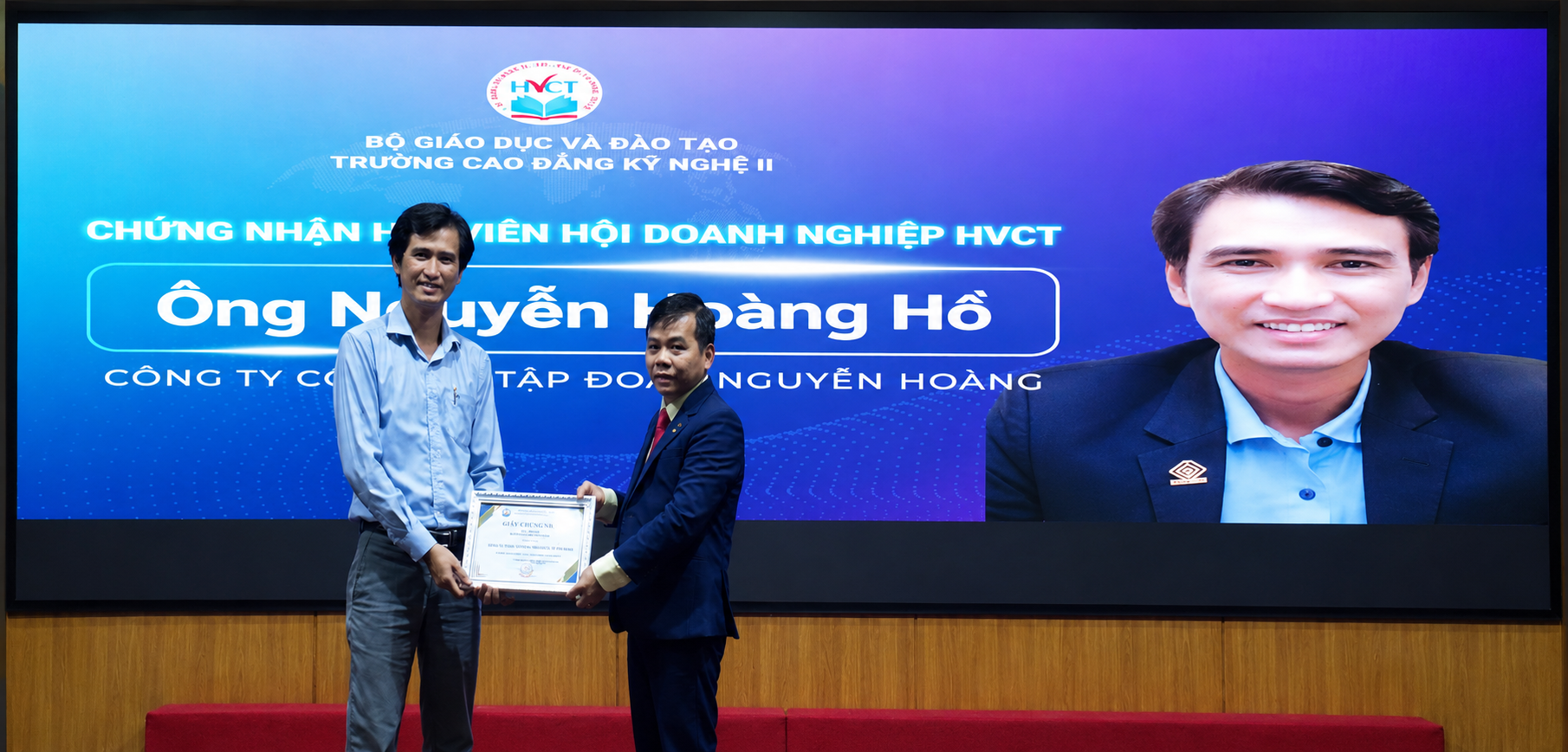 PGS.TS Bùi Văn Hưng – Hiệu trưởng Trường Cao đẳng Kỹ Nghệ II trao chứng nhận hội viên Hội doanh nghiệp Trường Cao đẳng Kỹ Nghệ II cho anh Nguyễn Hoàng Hồ - Cựu sinh viên, hiện là giám đốc Công ty Nguyễn Hoàng Century.
