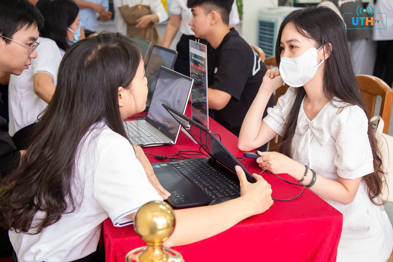 Thí sinh trúng tuyển ĐH năm 2025 vào Trường ĐH Giao thông Vận tải TP HCM làm thủ tục nhập học 