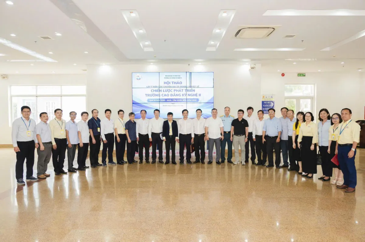 Các đại biểu chụp ảnh lưu niệm