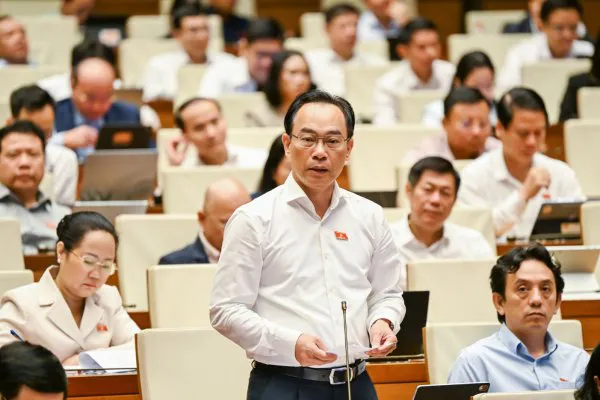 Bộ trưởng Hoàng Minh Sơn trao đổi các vấn đề trọng tâm của ngành Giáo dục tại phiên thảo luận ở hội trường Kỳ họp thứ 2, Quốc hội khóa XVI. Ảnh: Duy Linh