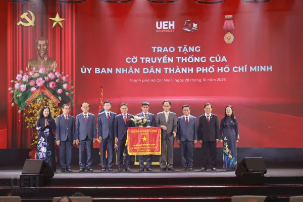 Cũng nhân dịp này, UBND TPHCM ban hành Quyết định về việc tặng cờ truyền thống cho UEH.