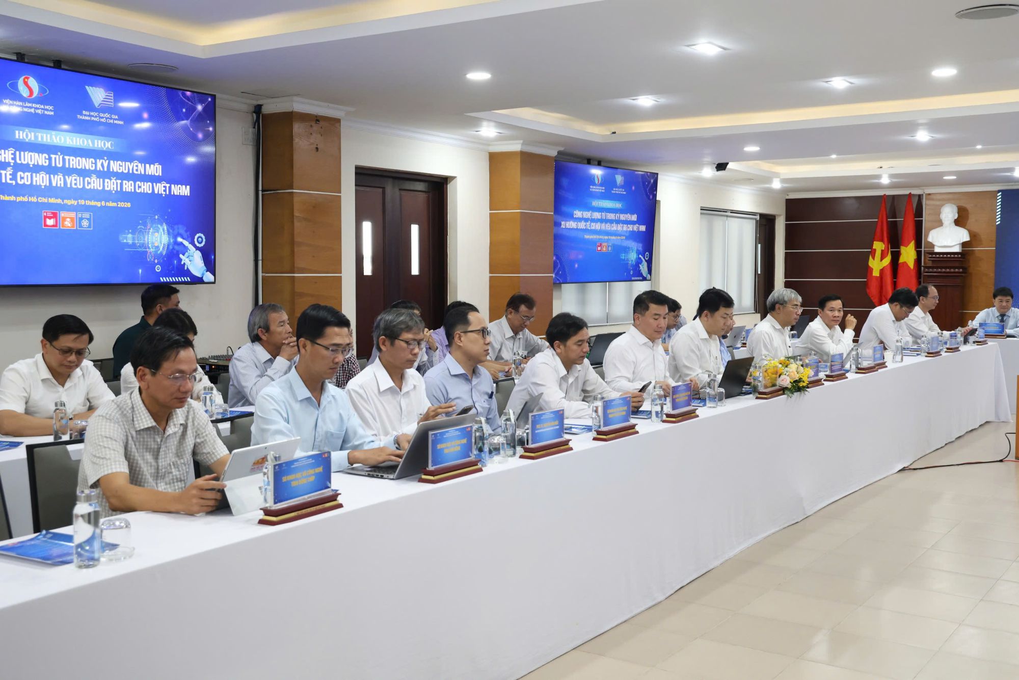 Các chuyên gia, nhà khoa học tại hội thảo về Công nghệ lượng tử