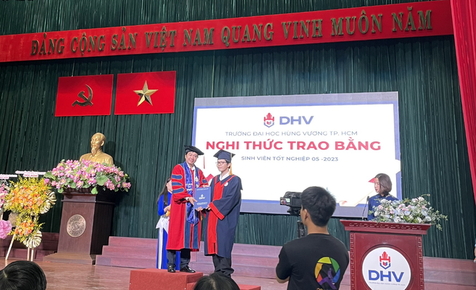 TS Trần Việt Anh, Phó Hiệu trưởng phụ trách Trường ĐH Hùng Vương TP HCM trao bằng tốt nghiệp cho sinh viên