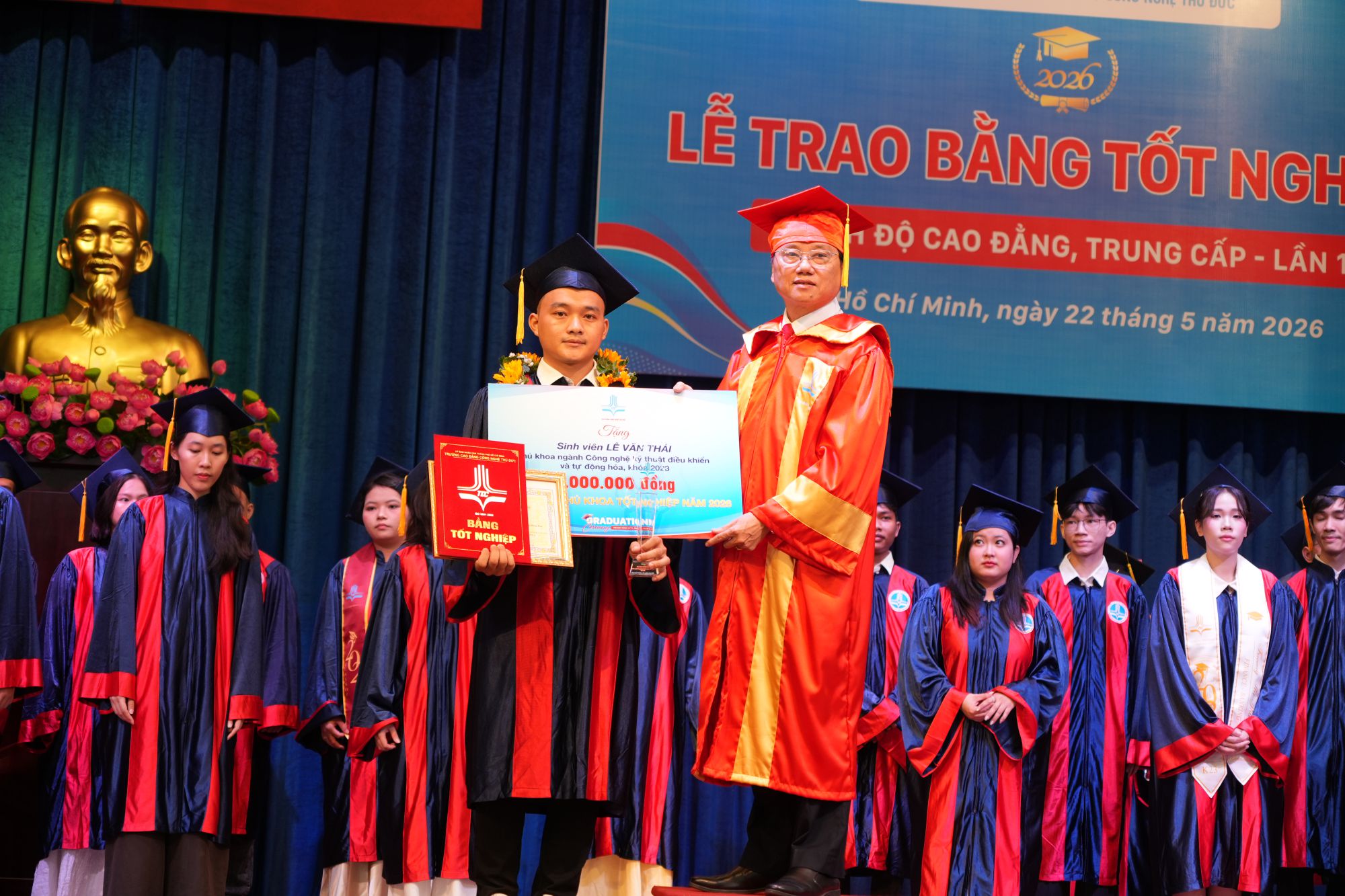 TS Phạm Hữu Lộc - Hiệu trưởng nhà trường trao bằng tốt nghiệp cho các sinh viên là thủ khoa