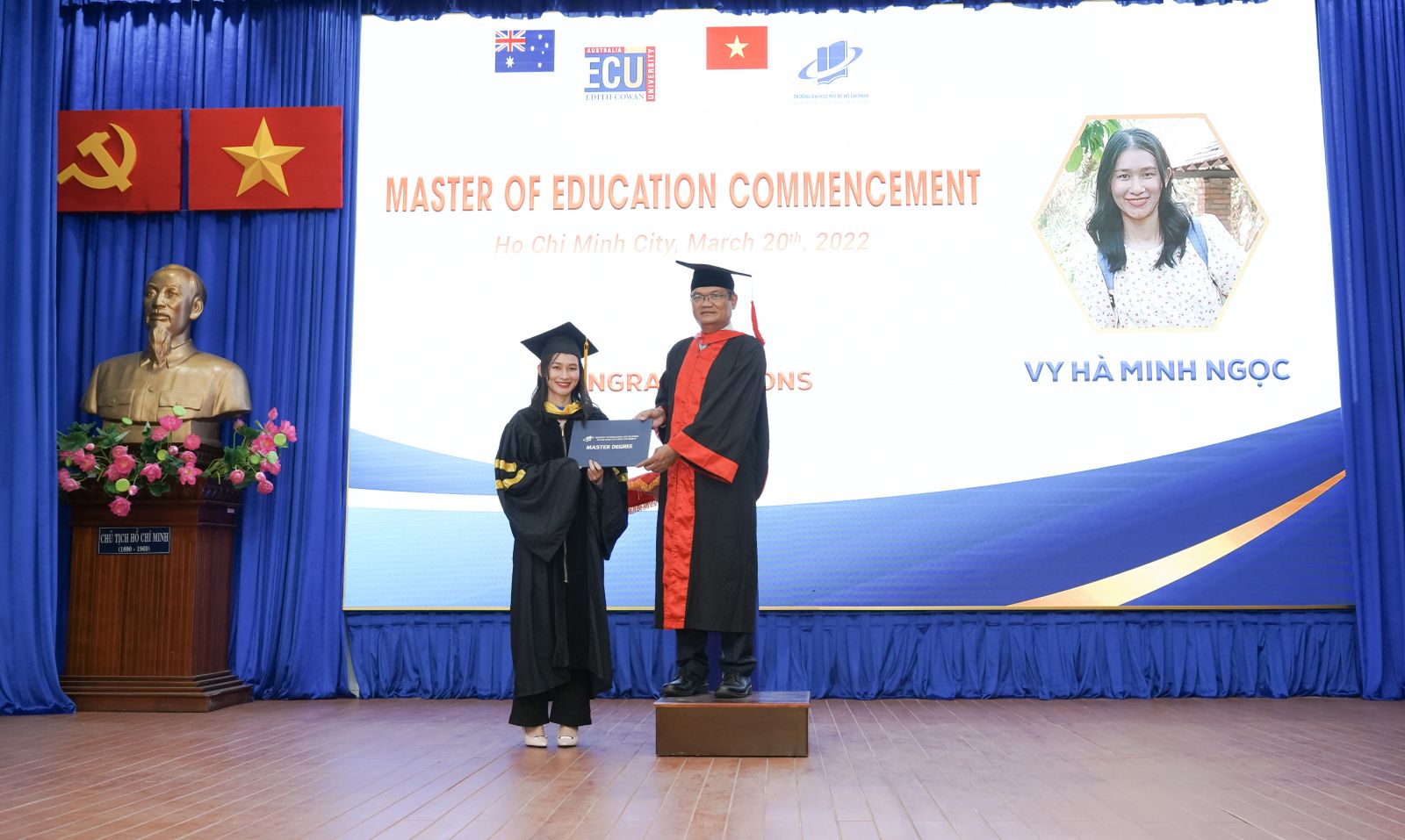 GS-TS Nguyễn Minh Hà, Hiệu trưởng Trường ĐH Mở TP HCM trao bằng thạc sĩ cho học viên tốt nghiệp chương trình đào tạo