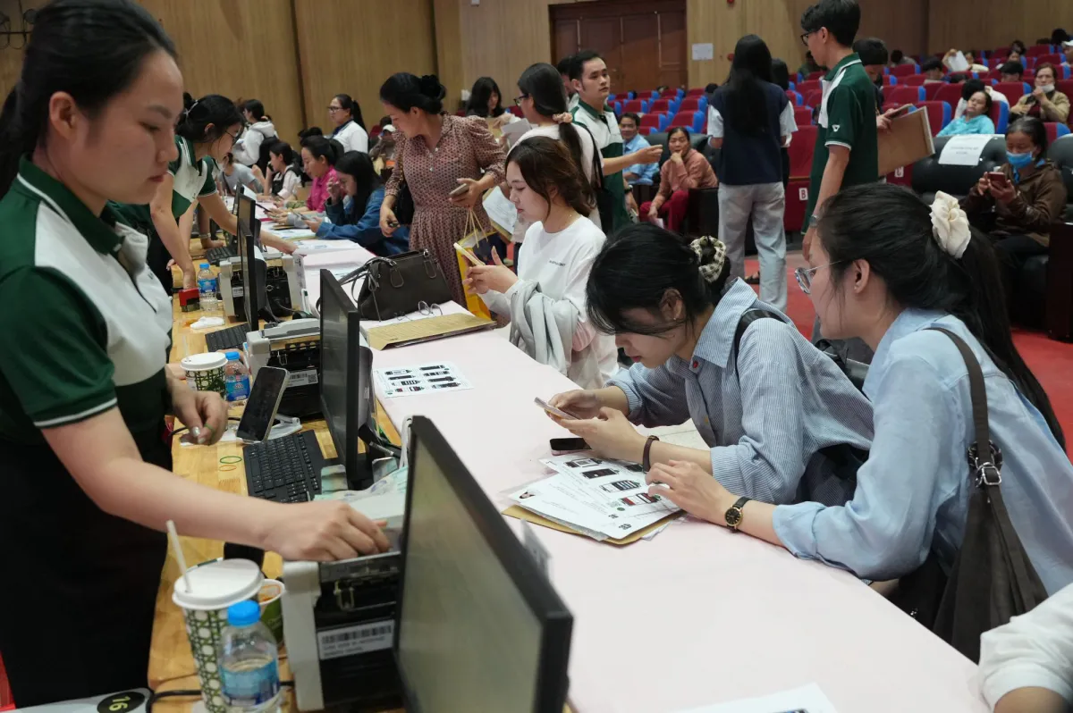 Thí sinh trúng tuyển nhập học vào Trường Đại học Ngân hàng TP.HCM
