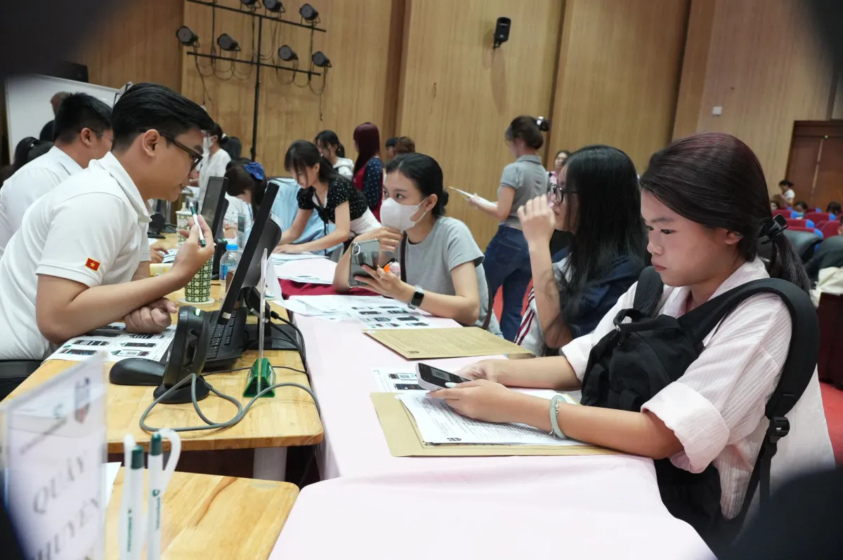 Thí sinh nhập học vào Trường Đại học Ngân hàng TPHCM