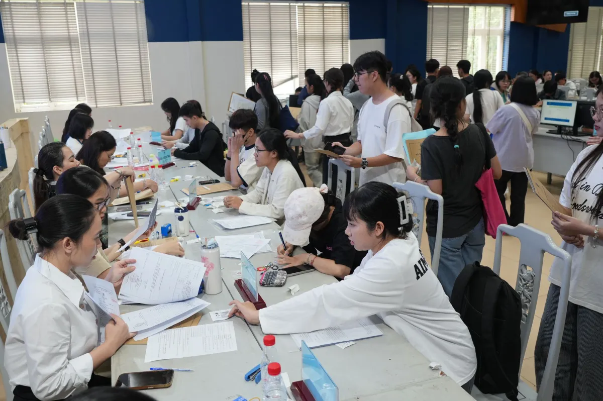 Tân sinh viên khoá 51 Trường Đại học Luật Thành phố Hồ Chí Minh làm thủ tục nhập học