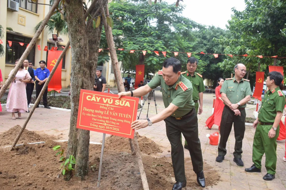 Trồng cây lưu niệm