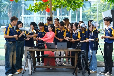 Sinh viên khoa Truyền thông Số học sử dụng các thiết bị ghi hình