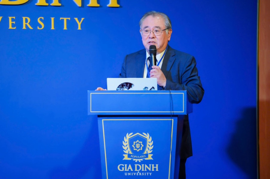 TS. BS Keisuke Imai - Bệnh viện Đa khoa Osaka (Nhật Bản) trình bày bài báo cáo “những lưu ý trong dự phòng và xử trí biến chứng của phẫu thuật khe hở vòm miệng”