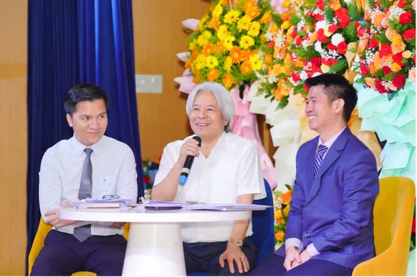 GS.TS. Võ Khánh Vinh (ngồi giữa) 