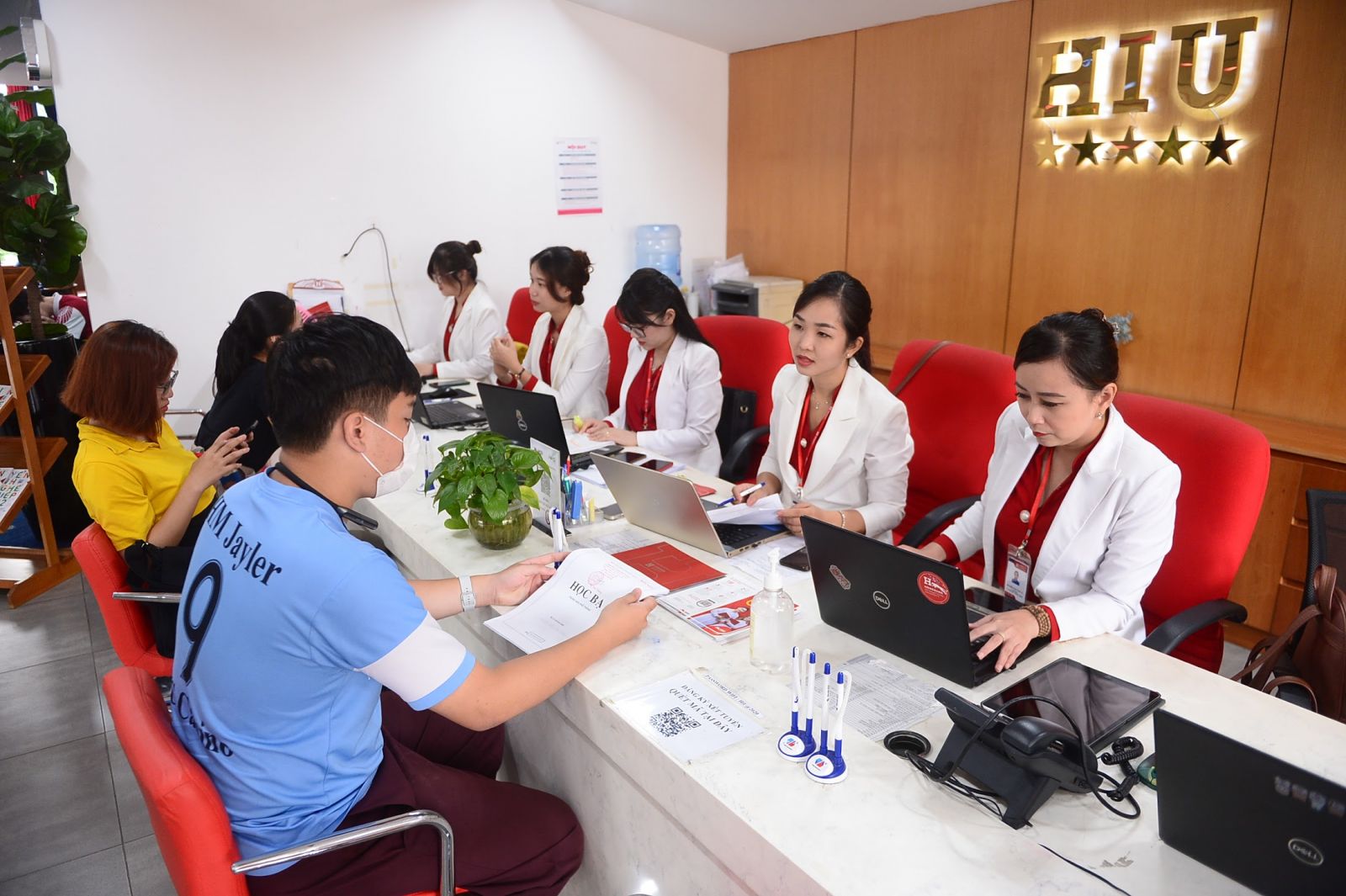 Thí sinh tìm hiểu thông tin tuyển sinh của Trường ĐH Quốc tế Hồng Bàng