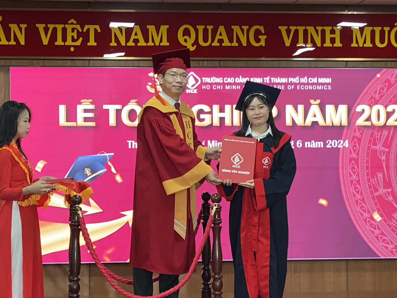 HCE trao bằng tốt nghiệp cho sinh viên