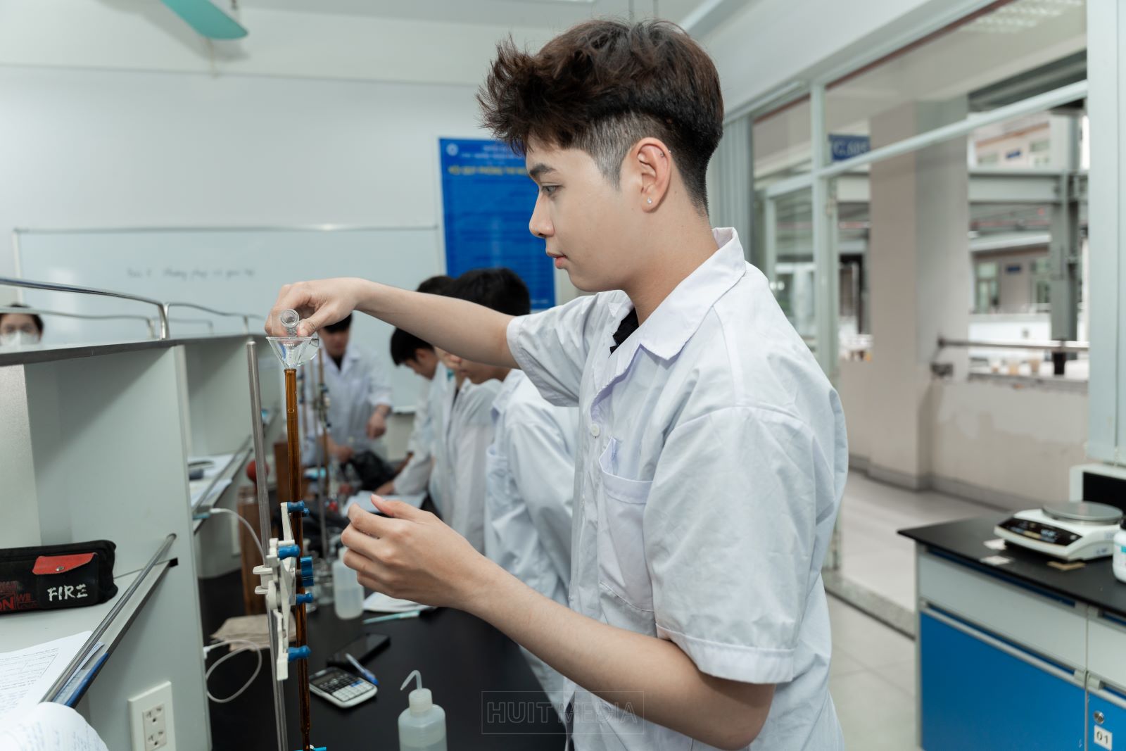 Sinh viên ngành công nghệ vật liệu - Trường ĐH Công thương TPHCM