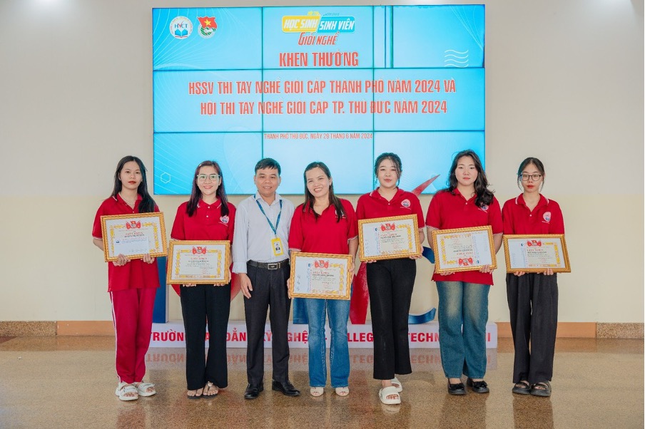 PGS.TS Bùi Văn Hưng – Hiệu trưởng HVCT chúc mừng và trao thưởng sinh viên đoạt giải cao tại các kỳ thi tay nghề