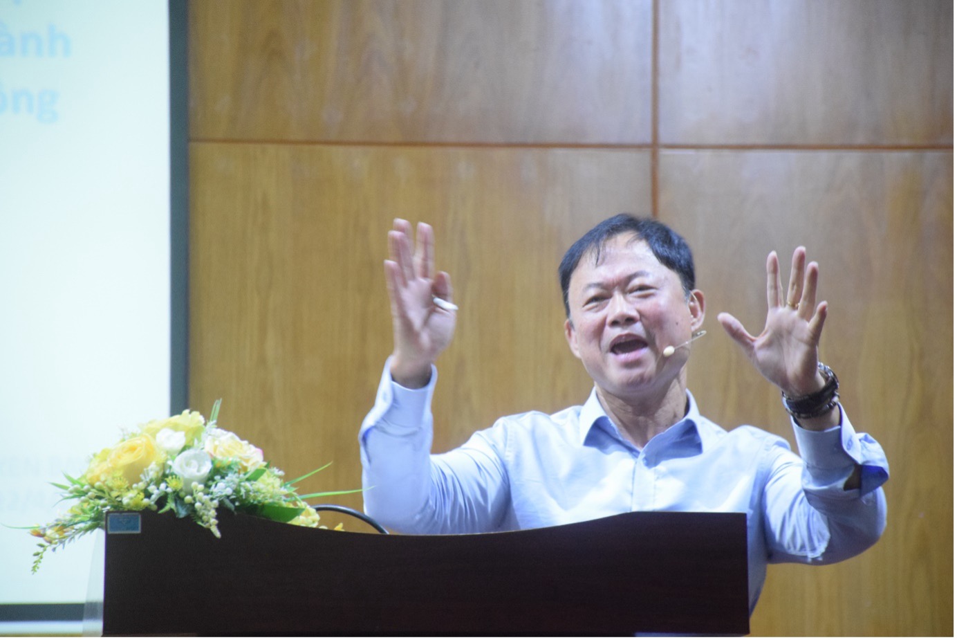 Diễn giả Ken Bay chia sẻ hành trình khởi nghiệp của bản thân đến sinh viên HVCT