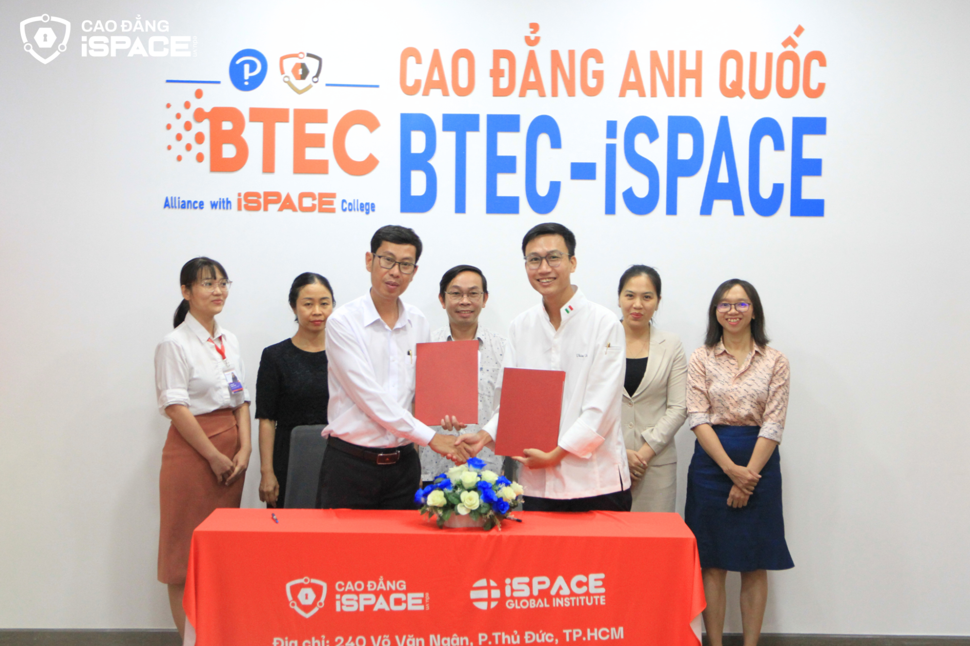 TS Nguyễn Quang Tiệp – Giám đốc điều hành iSPACE (trái) và Ông Trần Lê Thanh Thiện – Giám đốc ACBA (phải) cùng quý thầy cô chứng kiến hoạt động ký kết.
