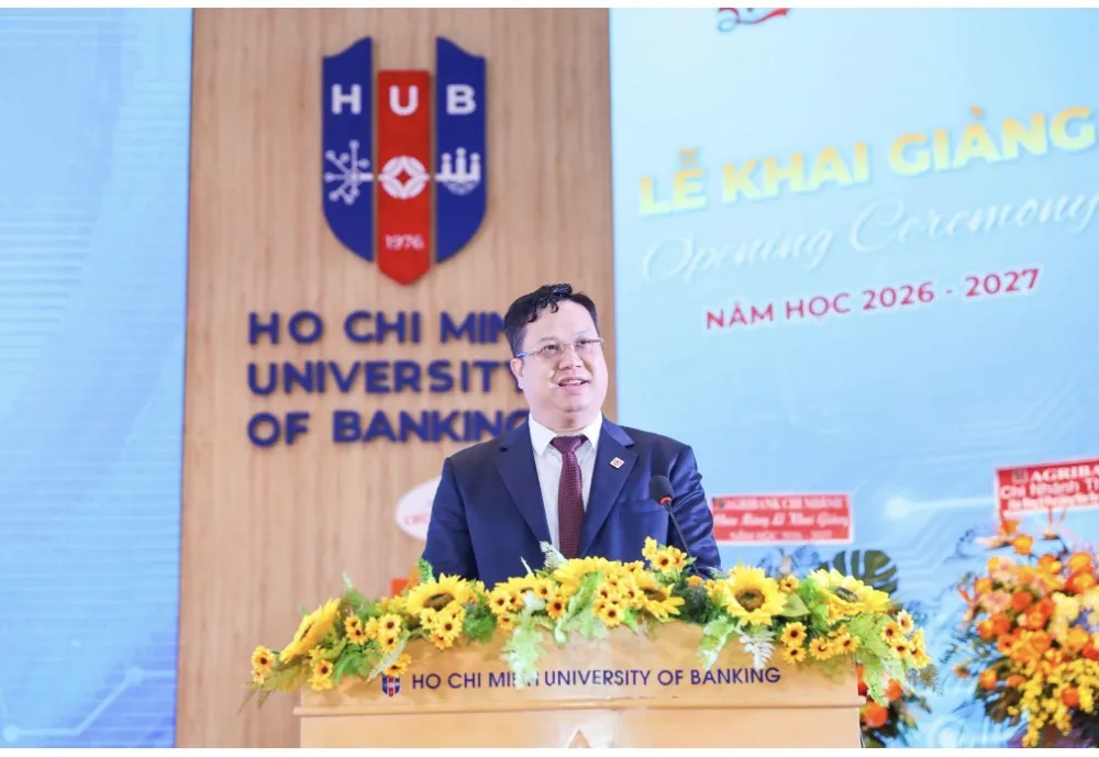 GS.TS. Nguyễn Đức Trung – Hiệu trưởng phát biểu khai giảng năm học mới