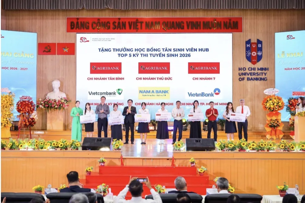 Doanh nghiệp tặng thường học bổng cho tân sinh viên 