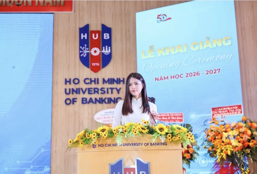 Tân sinh viên Tăng Thụy Minh Tâm phát biểu trong lễ Khai giảng NH 2026-2027