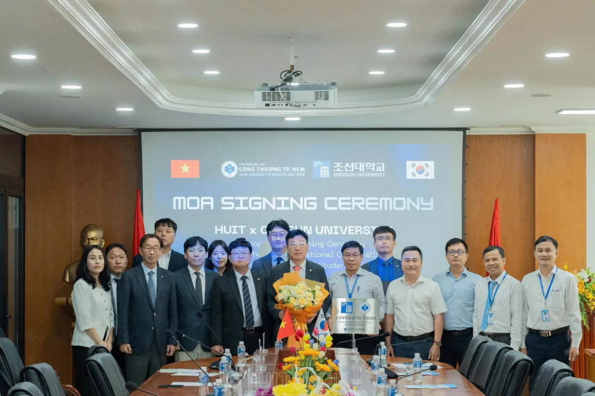 Lễ ký hợp tác giữa hai cơ sở giáo dục đại học. 