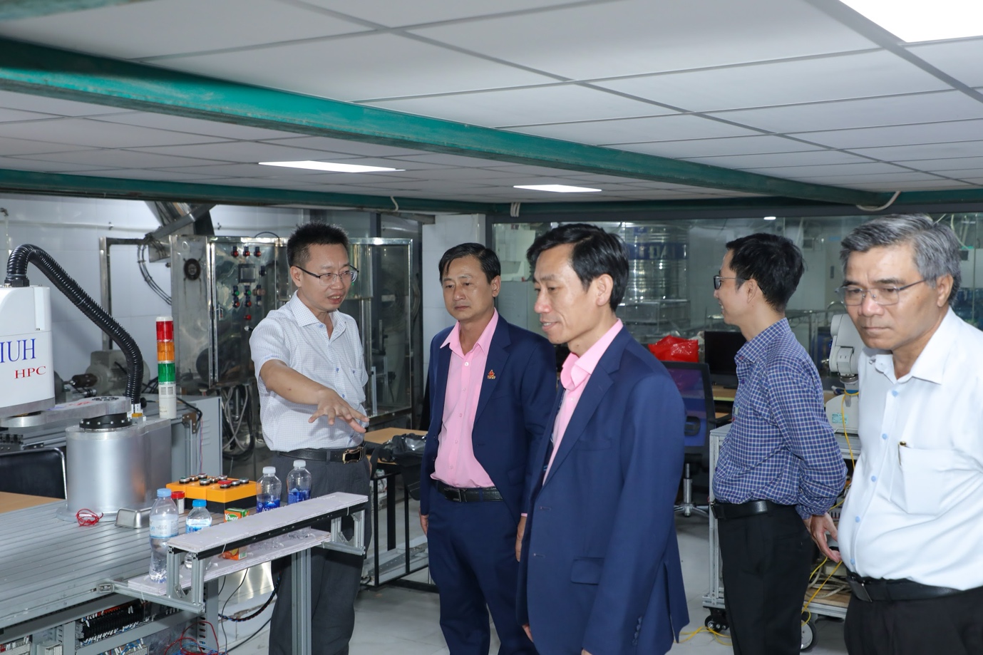 Sau lễ ký kết, các đại biểu cùng tham quan phòng thực hành của Khoa Công nghệ Cơ khí