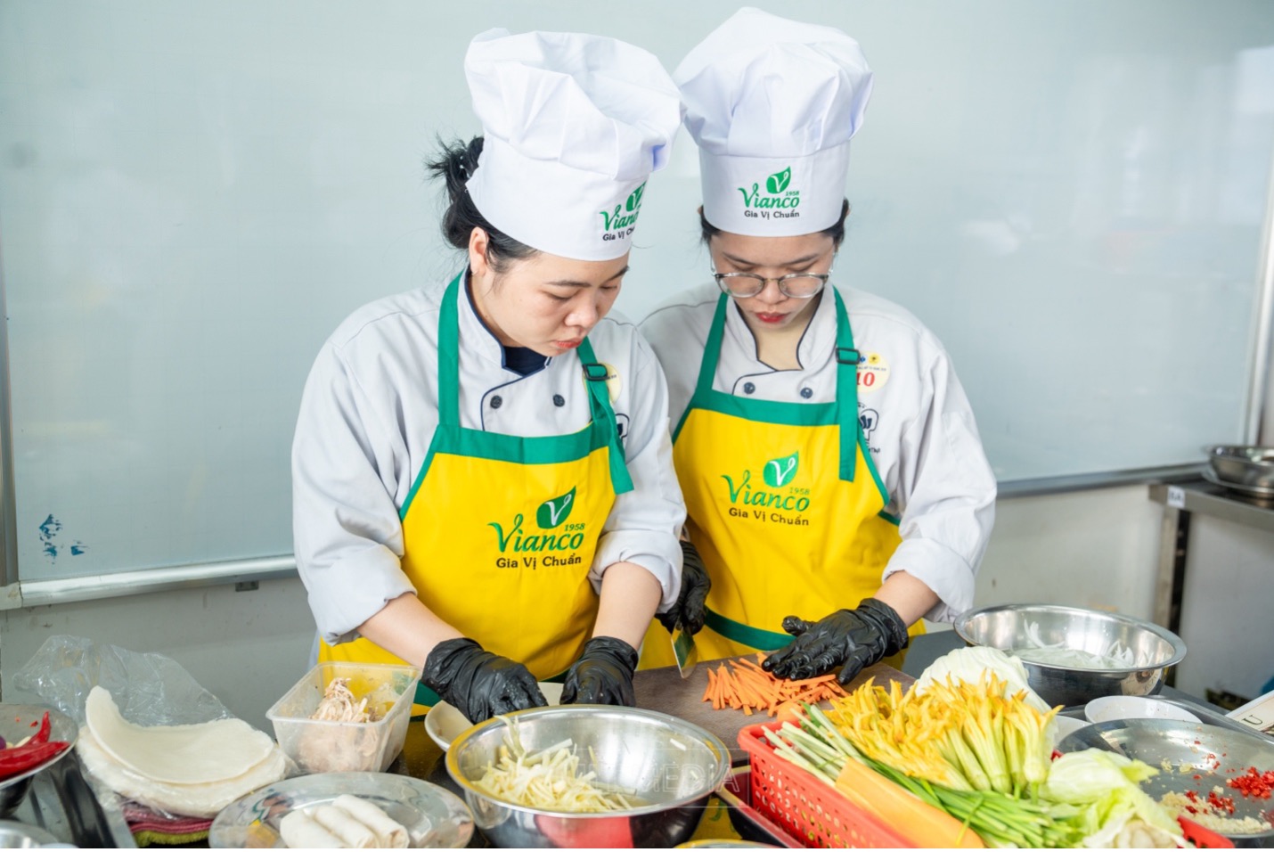 Sinh viên đang thực hành chế biến món ăn