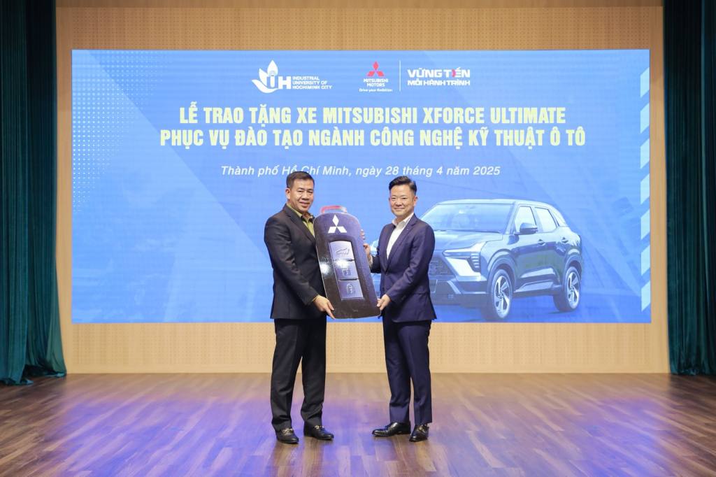 TS. Phan Hồng Hải – Hiệu trưởng Nhà trường đón nhận chìa khóa biểu trưng từ ông Watanabe Kazuhiro – Phó Giám đốc công ty