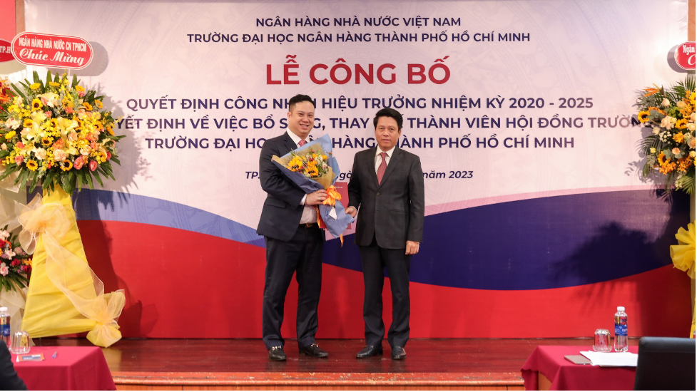 Phó thống đốc Phạm Tiến Dũng trao Quyết định công nhận Hiệu trưởng và tặng hoa chúc mừng 
