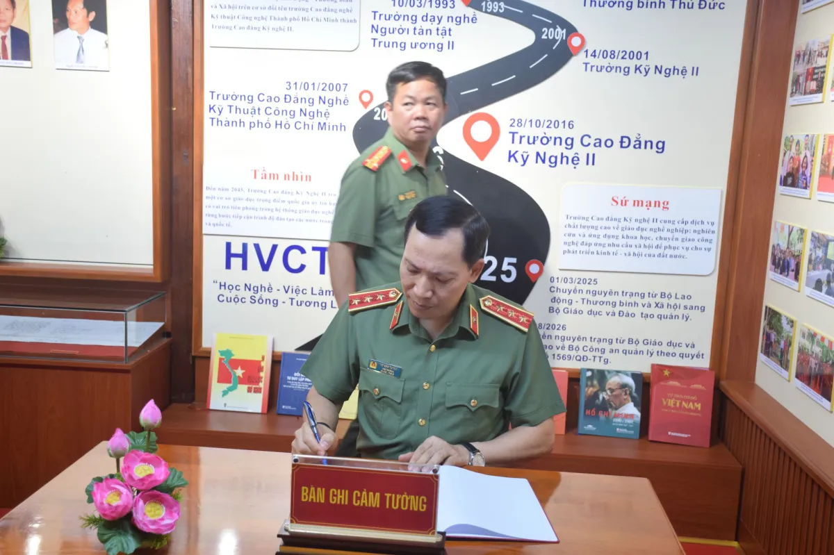Thượng tướng Lê Văn Tuyến - Ủy viên Ban chấp hành Trung ương Đảng, Thứ trưởng Bộ Công an viết cảm tưởng tại Phòng truyến thống Trường Cao đẳng Kỹ Nghệ II