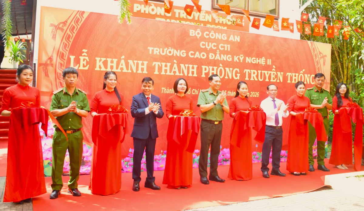 Các đại biểu cắt băng khánh thành phòng truyền thống Trường Cao đẳng Kỹ Nghệ II – Sự kiện diễn ra trong ngày khai giảng năm học mới 2026-2027.