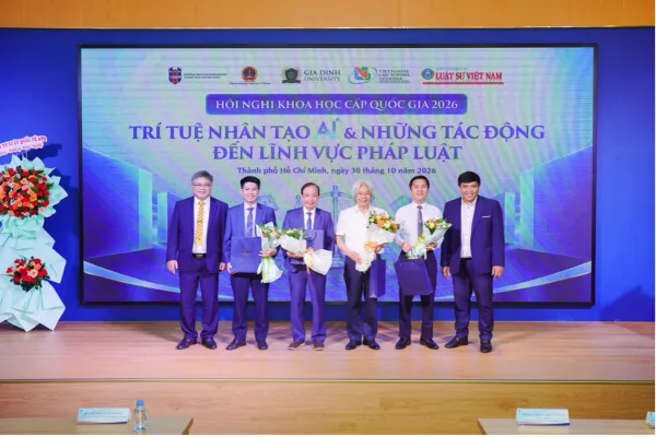 PGS.TS.LS Bùi Kim Hiếu (Ngoài cùng bên phải).