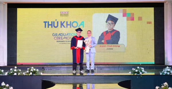 trao bằng cho thủ khoa