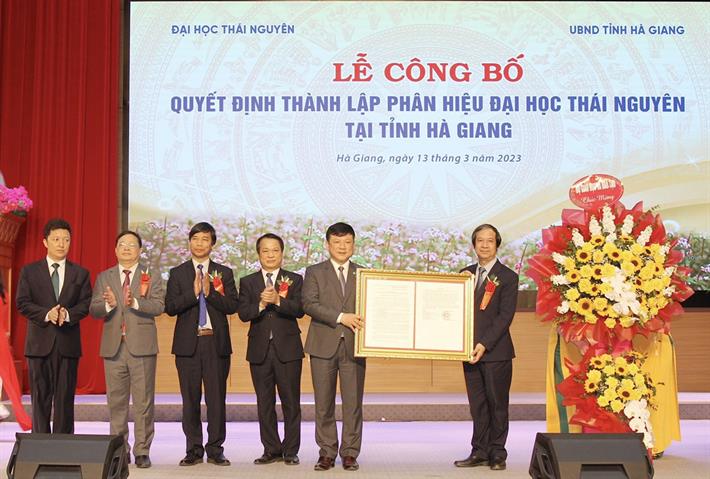 Bộ trưởng Nguyễn Kim Sơn trao Quyết định thành lập Phân hiệu Đại học Thái Nguyên tại Hà Giang