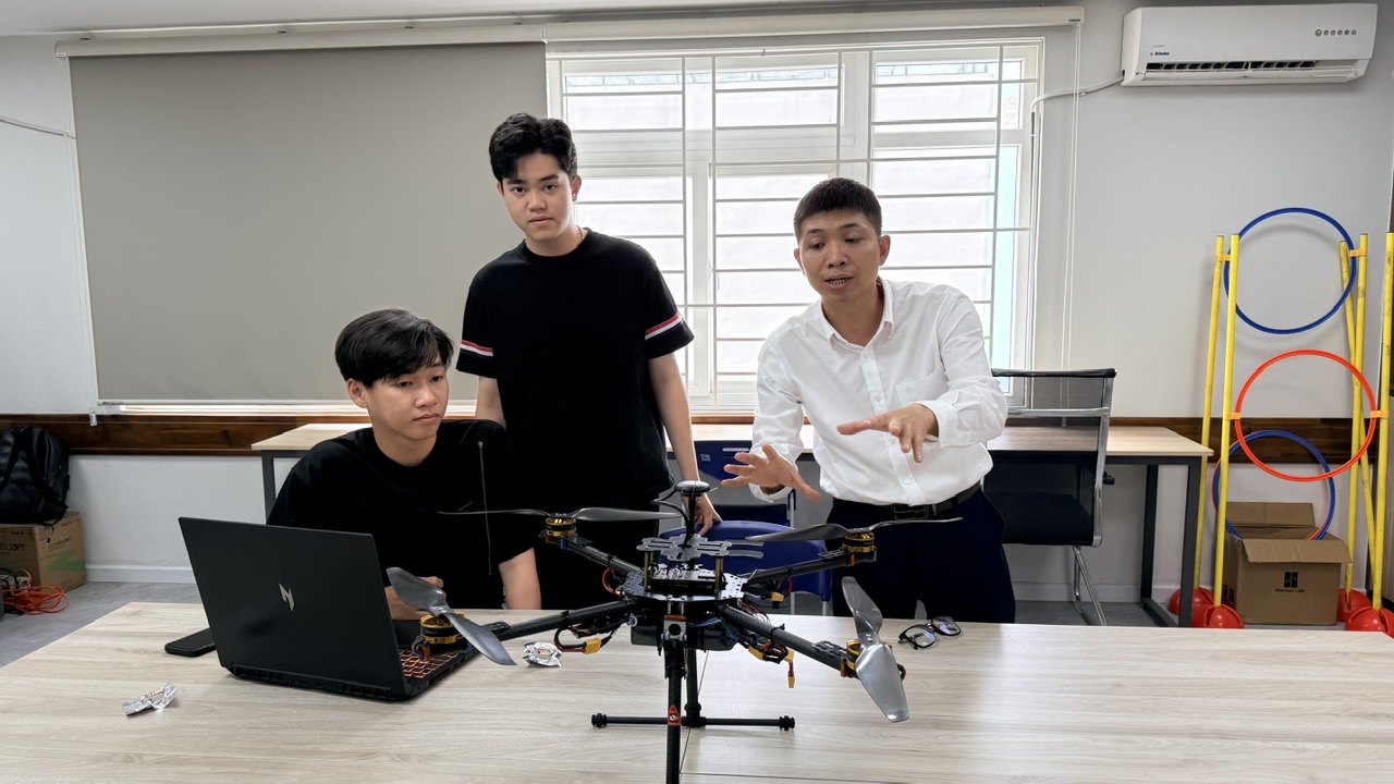 Phòng thí nghiệm UAV và Vệ tinh