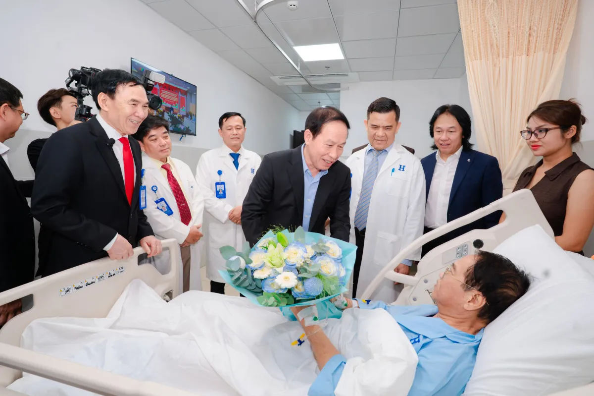 Phó Thủ tướng Chính phủ Lê Tiến Châu thăm hỏi người bệnh đang điều trị tại Bệnh viện Đại học Quốc tế Hồng Bàng