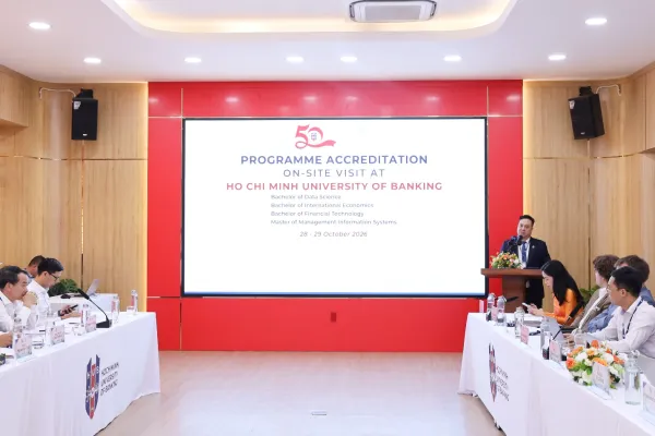 GS.TS. Nguyễn Đức Trung – Hiệu trưởng Nhà trường phát biểu