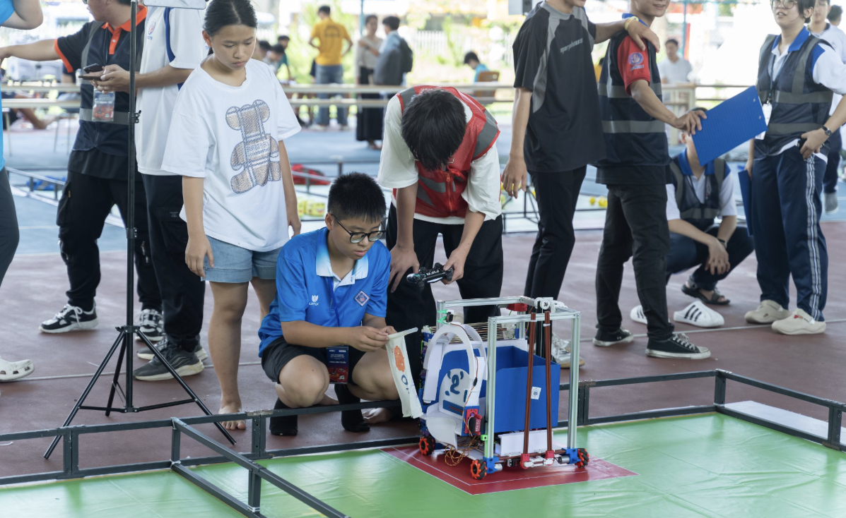 Đội thi dự chung kết toadn quốc Robocon ORC 2026 kiểm tra robot trước khi thi đấu