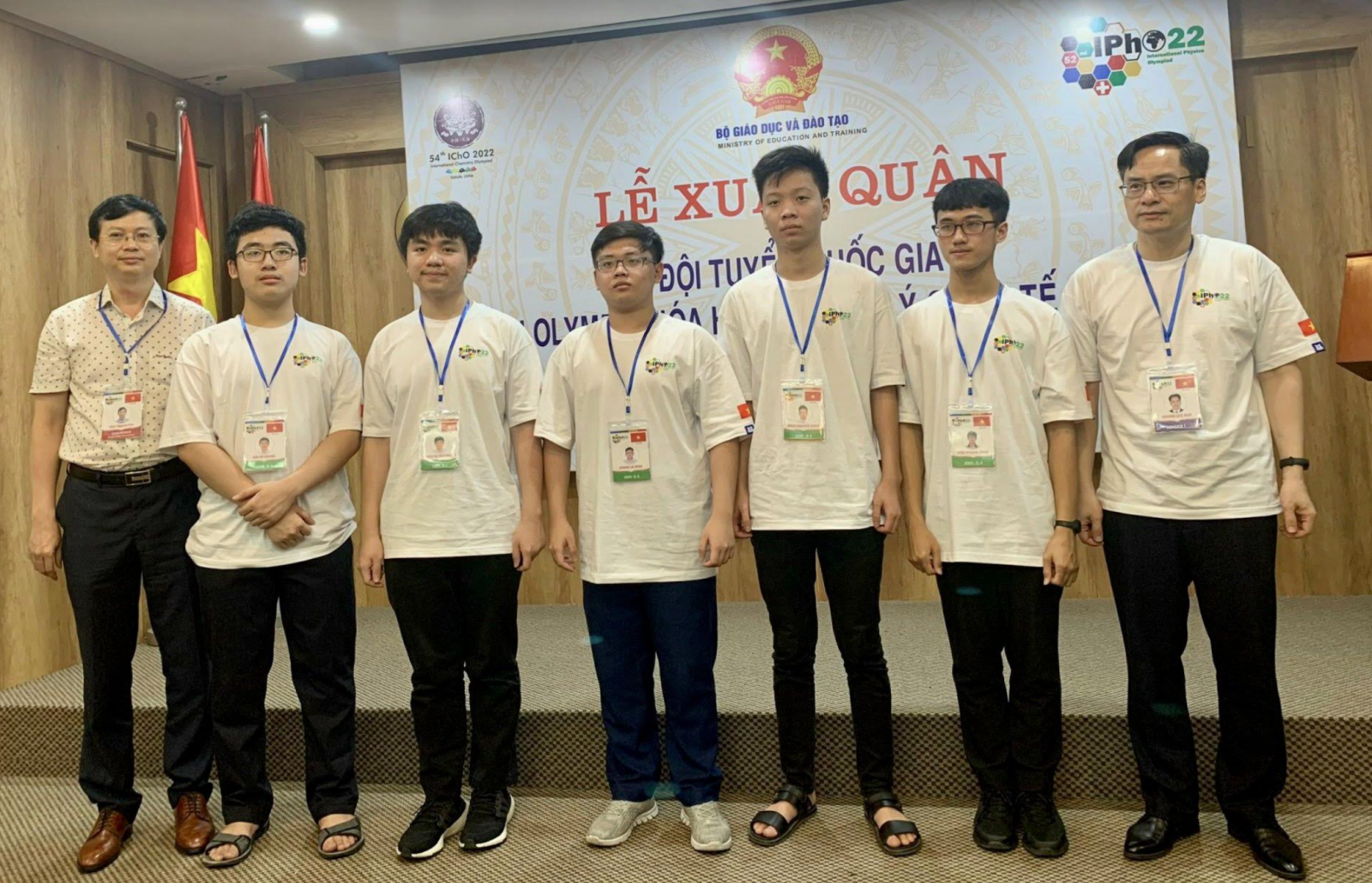 5 học sinh Việt Nam (giữa) dự kỳ thi Olympic Vật lí Quốc tế 2022