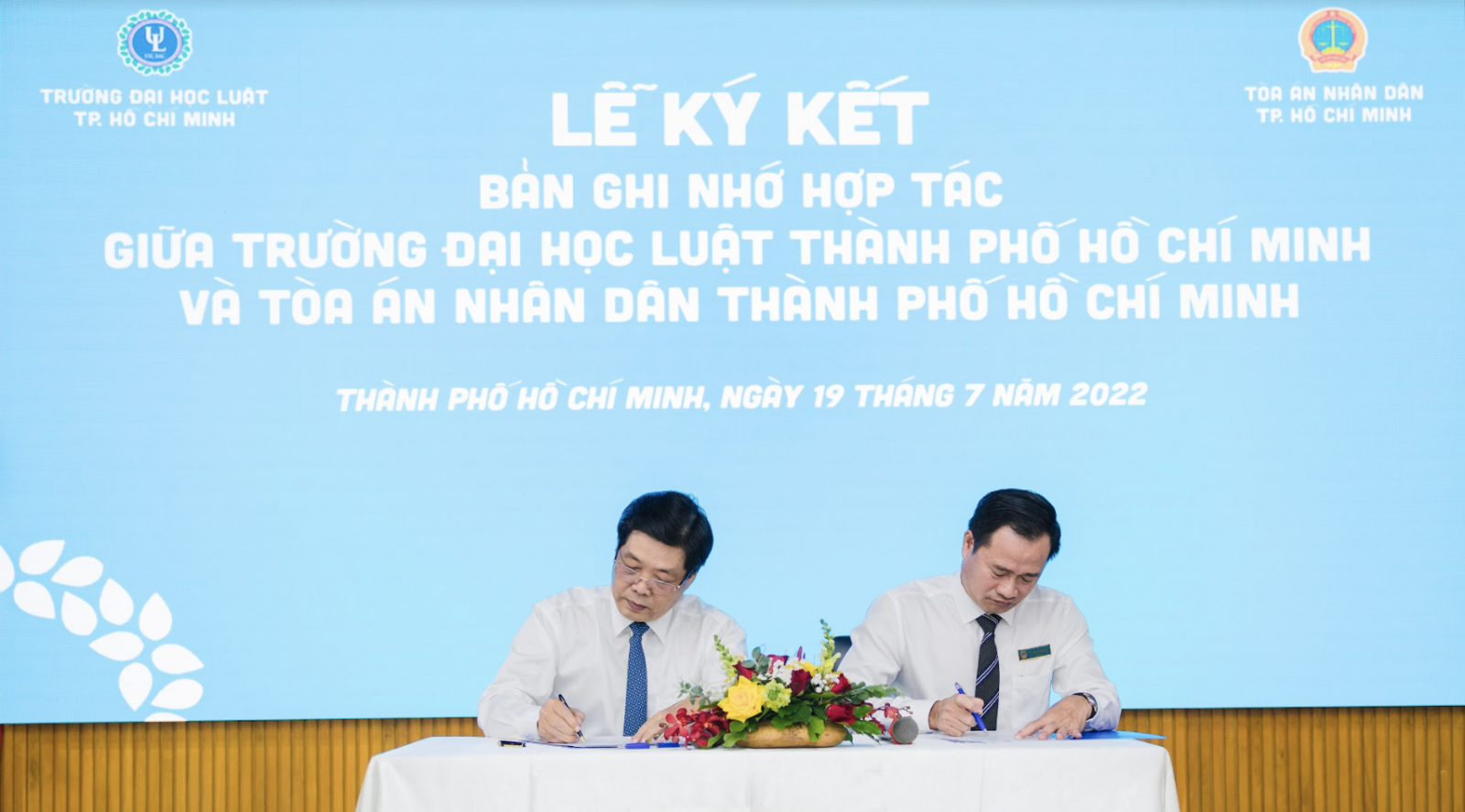 Đại diện Trường ĐH Luật TP HCM và Tòa án Nhân dân TP HCM ký hợp tác