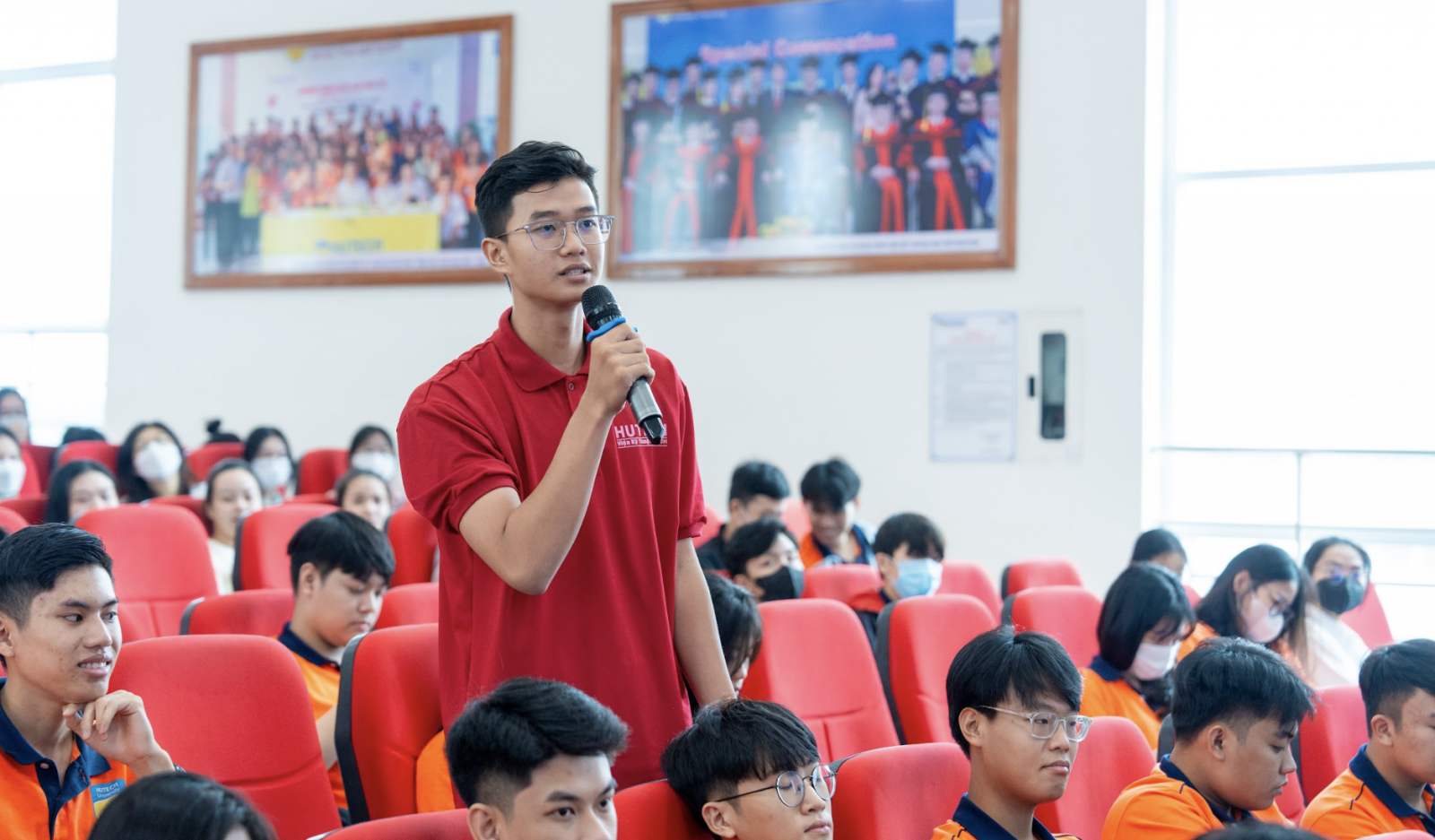 Sinh viên Trường ĐH Công nghệ TP HCM đặt câu hỏi đến doanh nhân Lê Hùng Anh