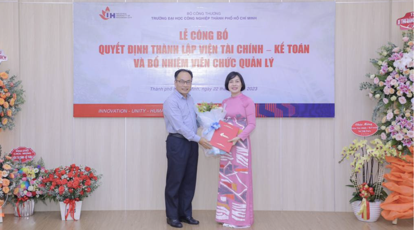 Ông Huỳnh Trung Hiếu trao quyết định thành lập Viện Tài chính – Kế toán cho bà Nguyễn Thị Thu Hiền
