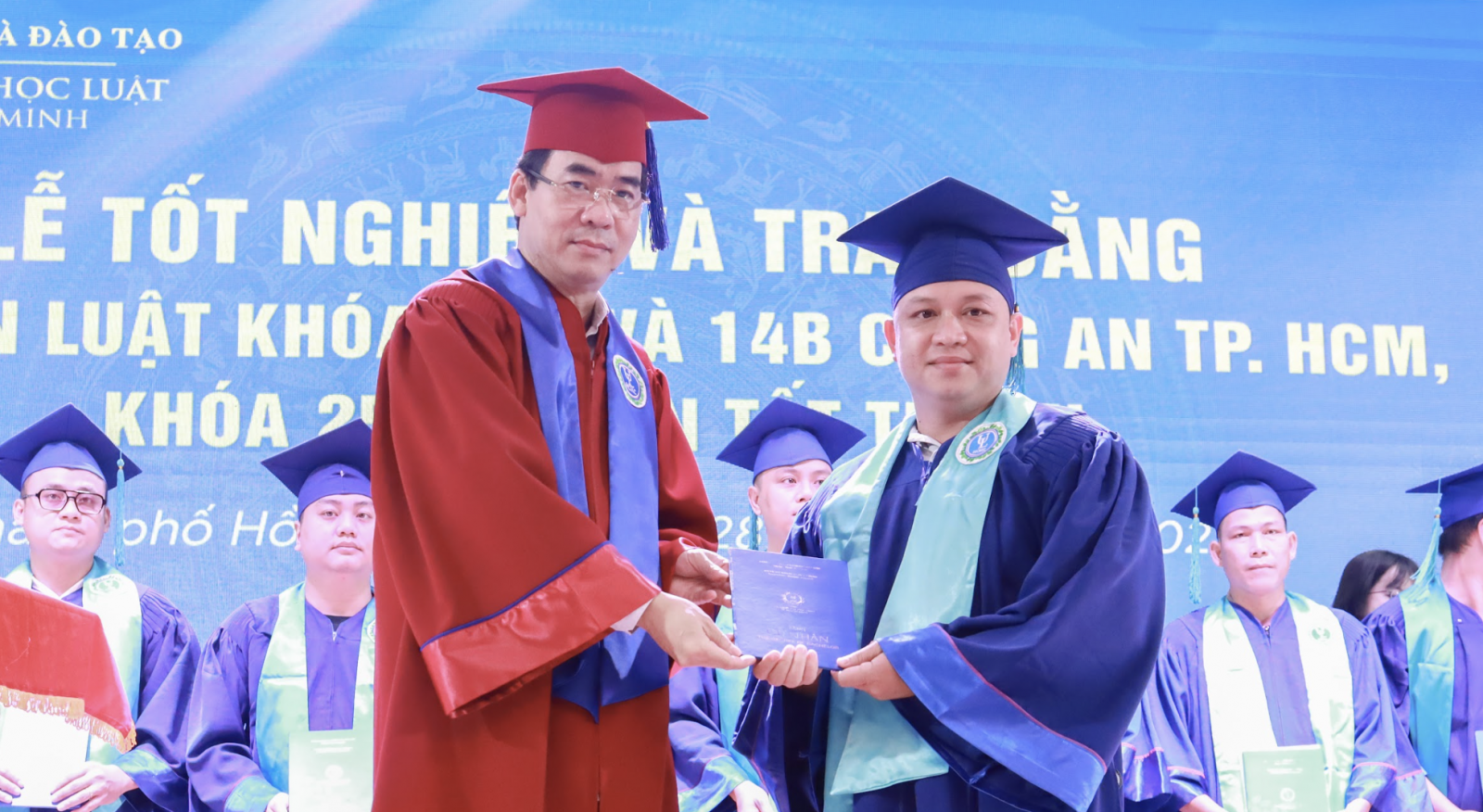 Trường ĐH Luật TP HCM trao bằng tốt nghiệp cho sinh viên