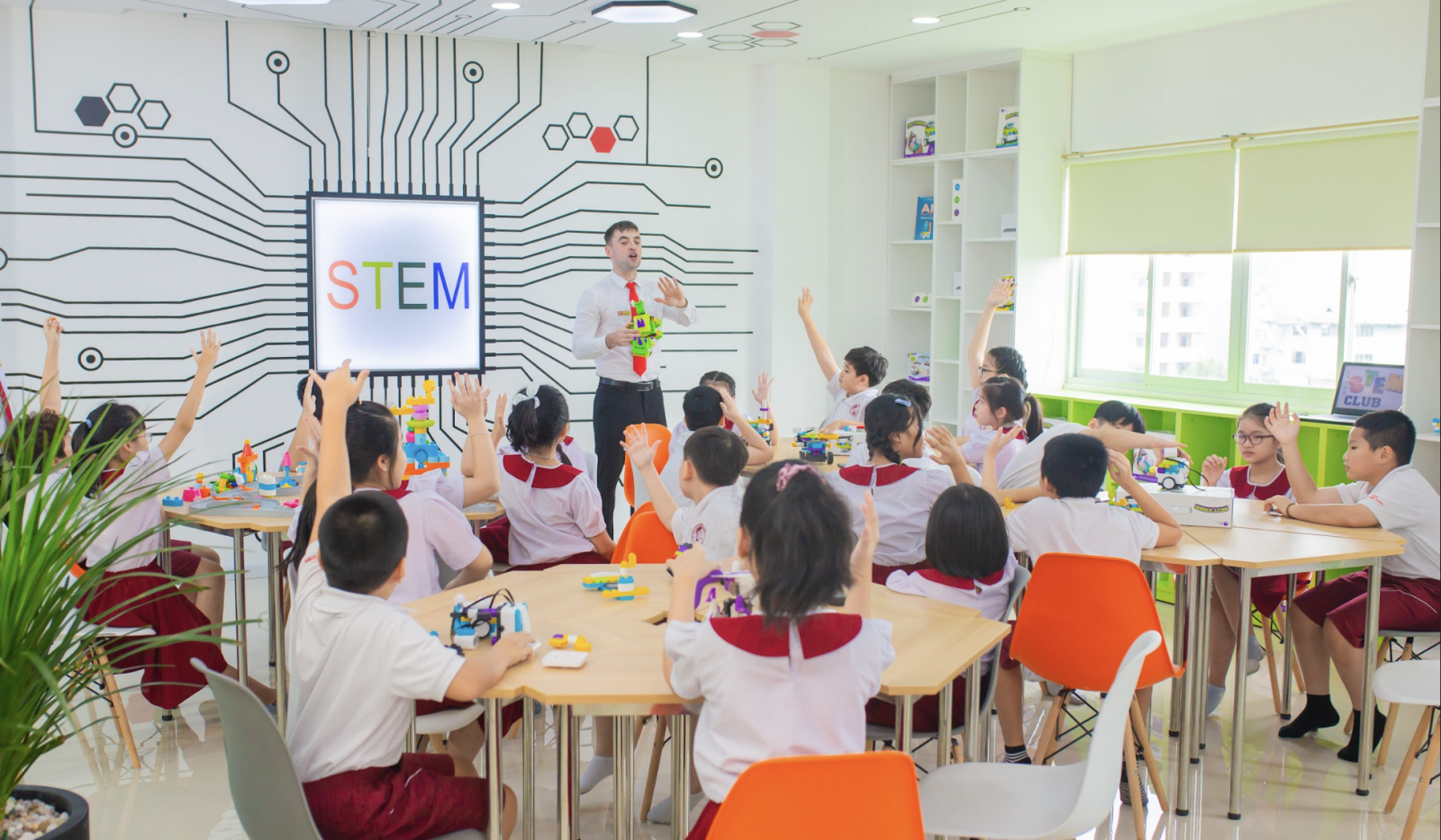Học sinh Asian School trong giờ hịc về STEM