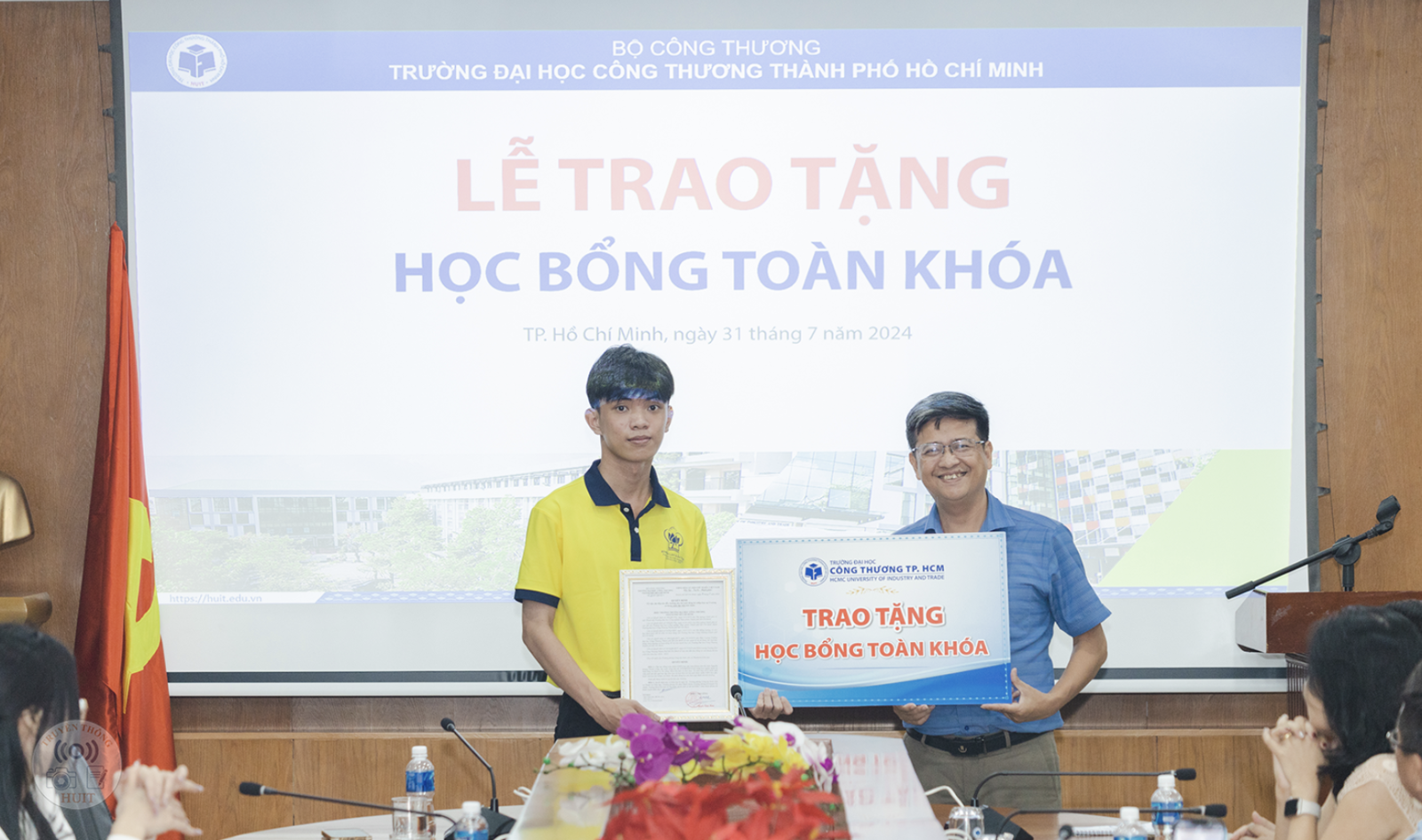 TS Thái Doãn Thanh, đại diện Ban Giám hiệu trường ĐH Công thương TP HCM trao học bổng cho thí sinh trúng tuyển sớm