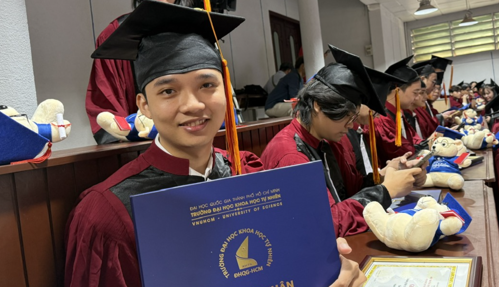 Ainh viên Trường ĐH Khoa học tự nhiên TP HCM nhận bằng cử nhân khoa học