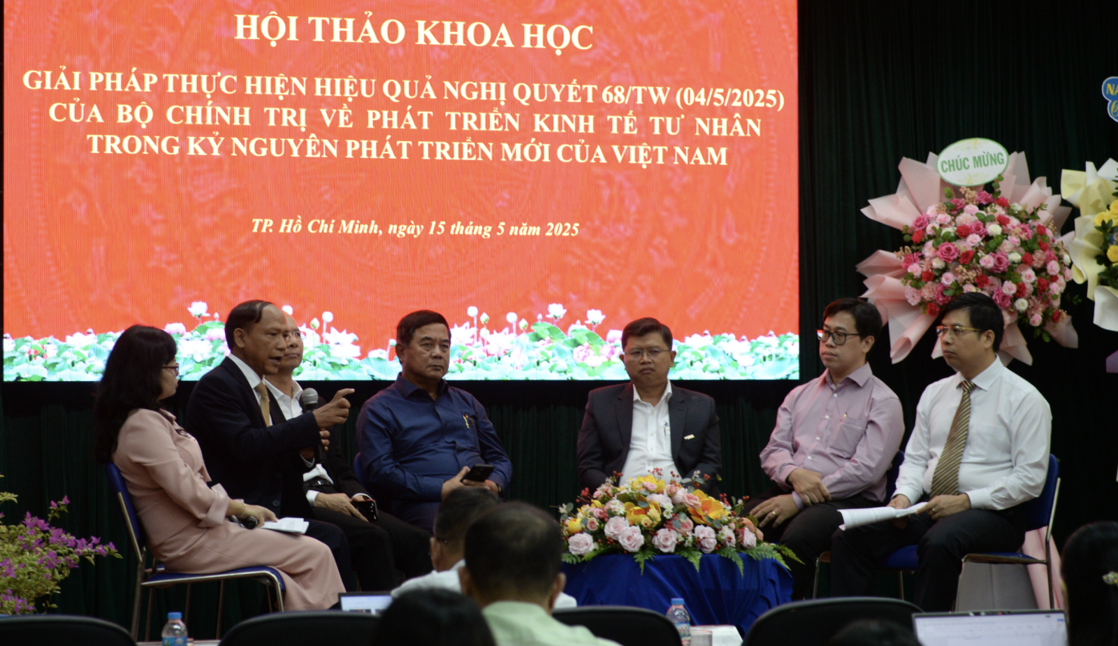 Các đại biểu tham gia thảo luận